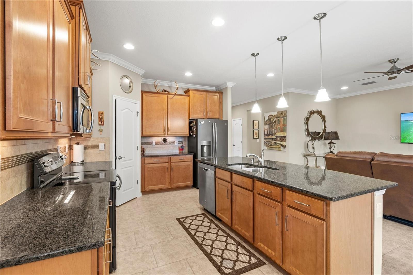 Listing photo id 9 for 8214 Las Lilias Court