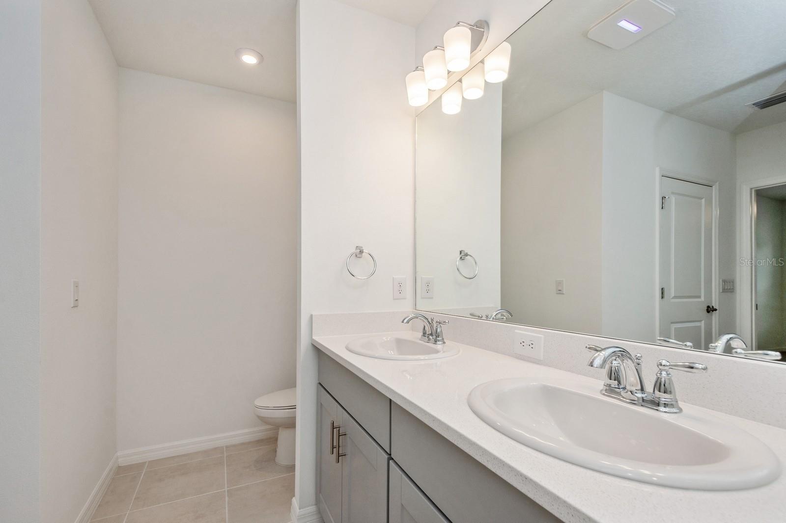 Listing photo id 12 for 5917 Laurelcrest Glen