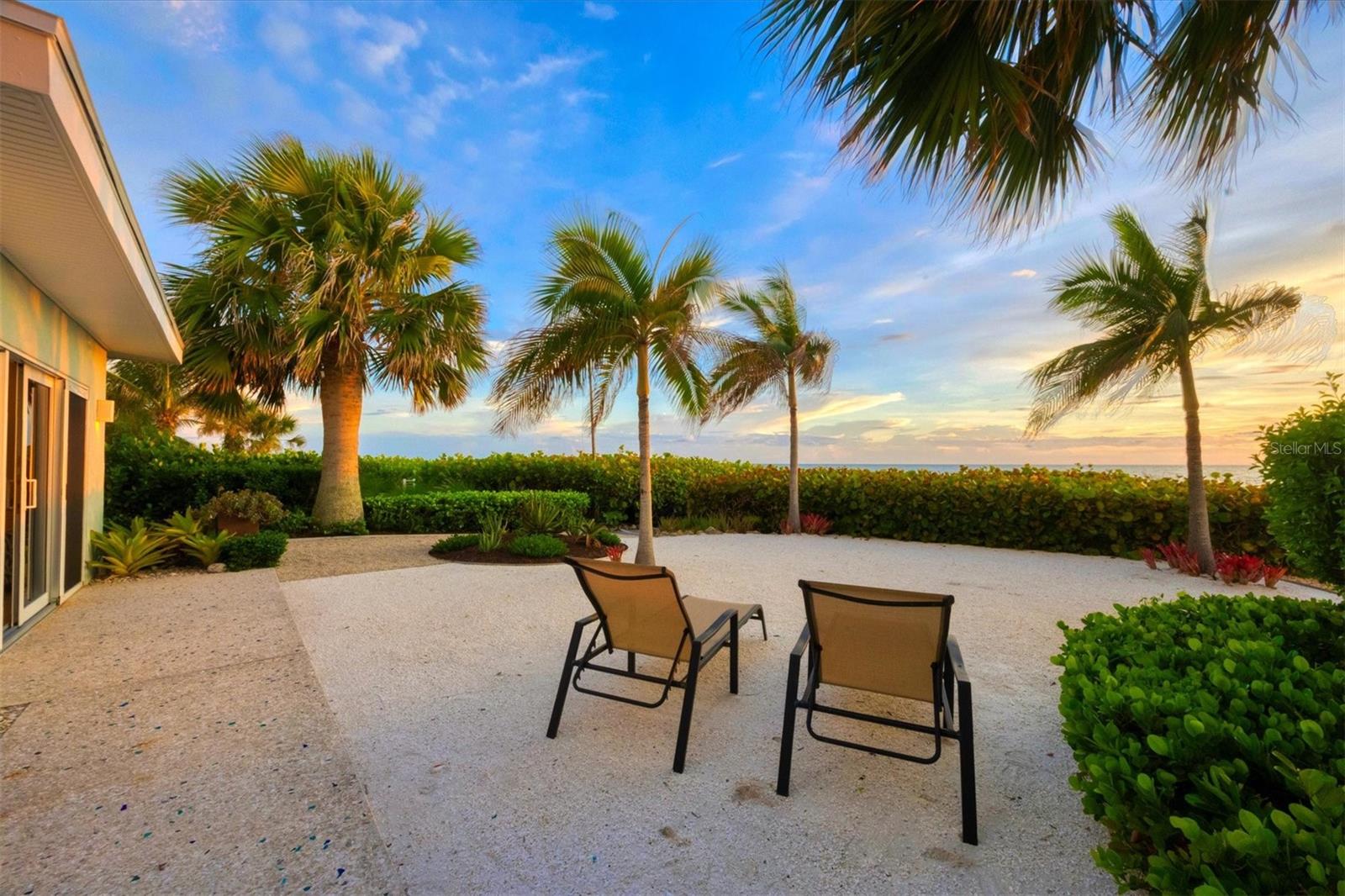 Listing photo id 8 for 325 Casey Key Road