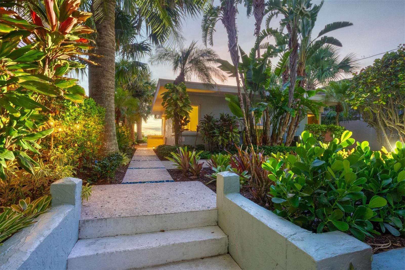 Listing photo id 1 for 325 Casey Key Road