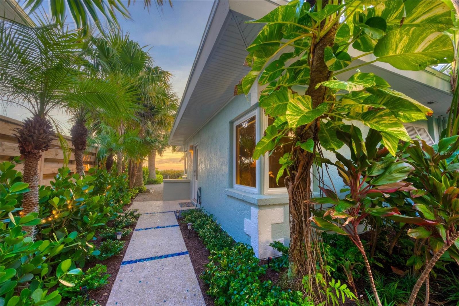 Listing photo id 2 for 325 Casey Key Road