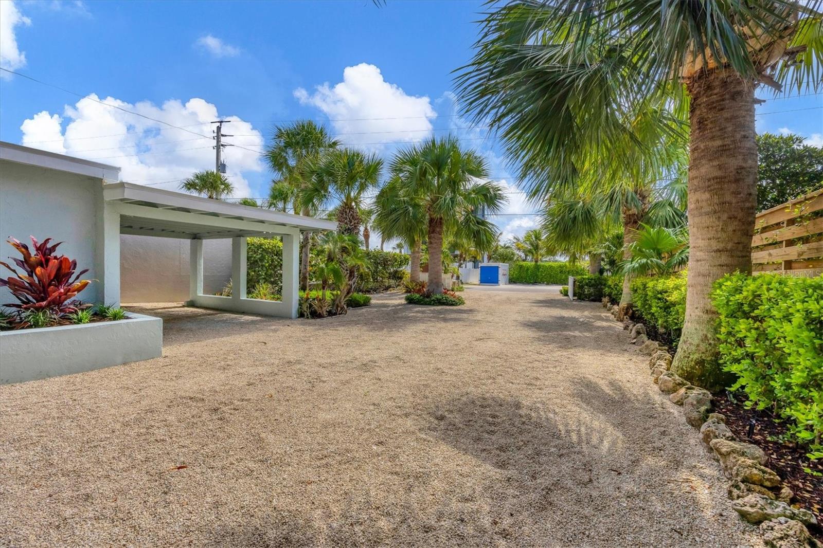 Listing photo id 40 for 325 Casey Key Road