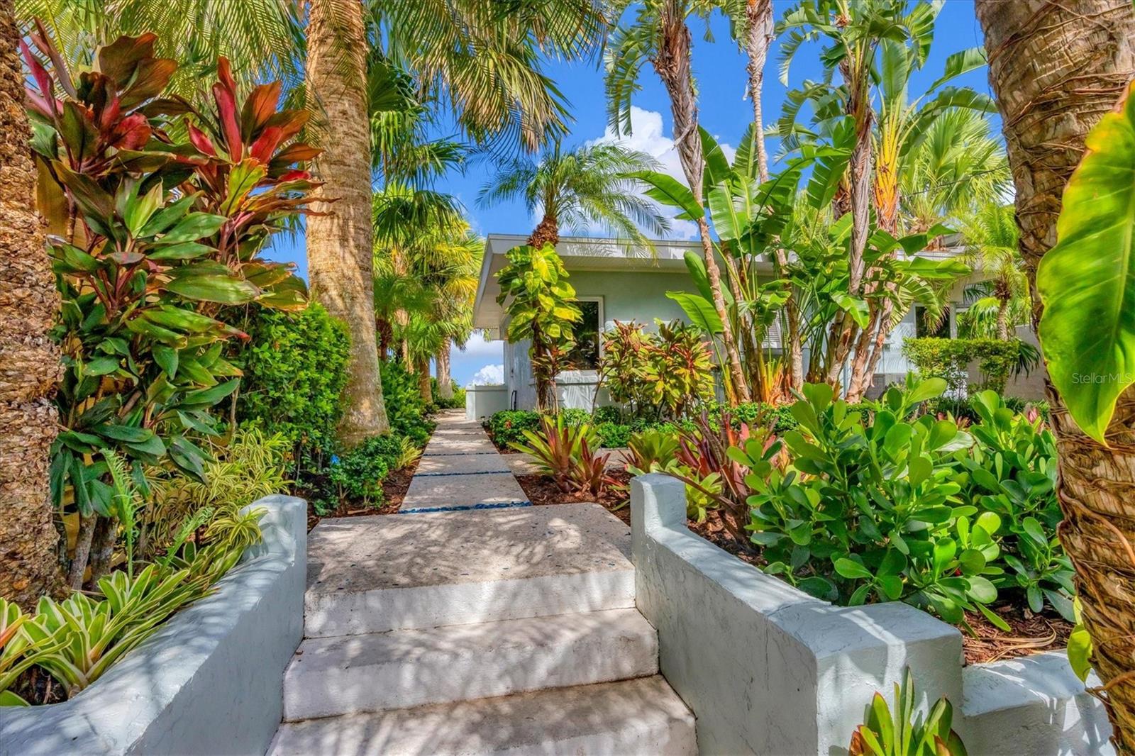 Listing photo id 41 for 325 Casey Key Road