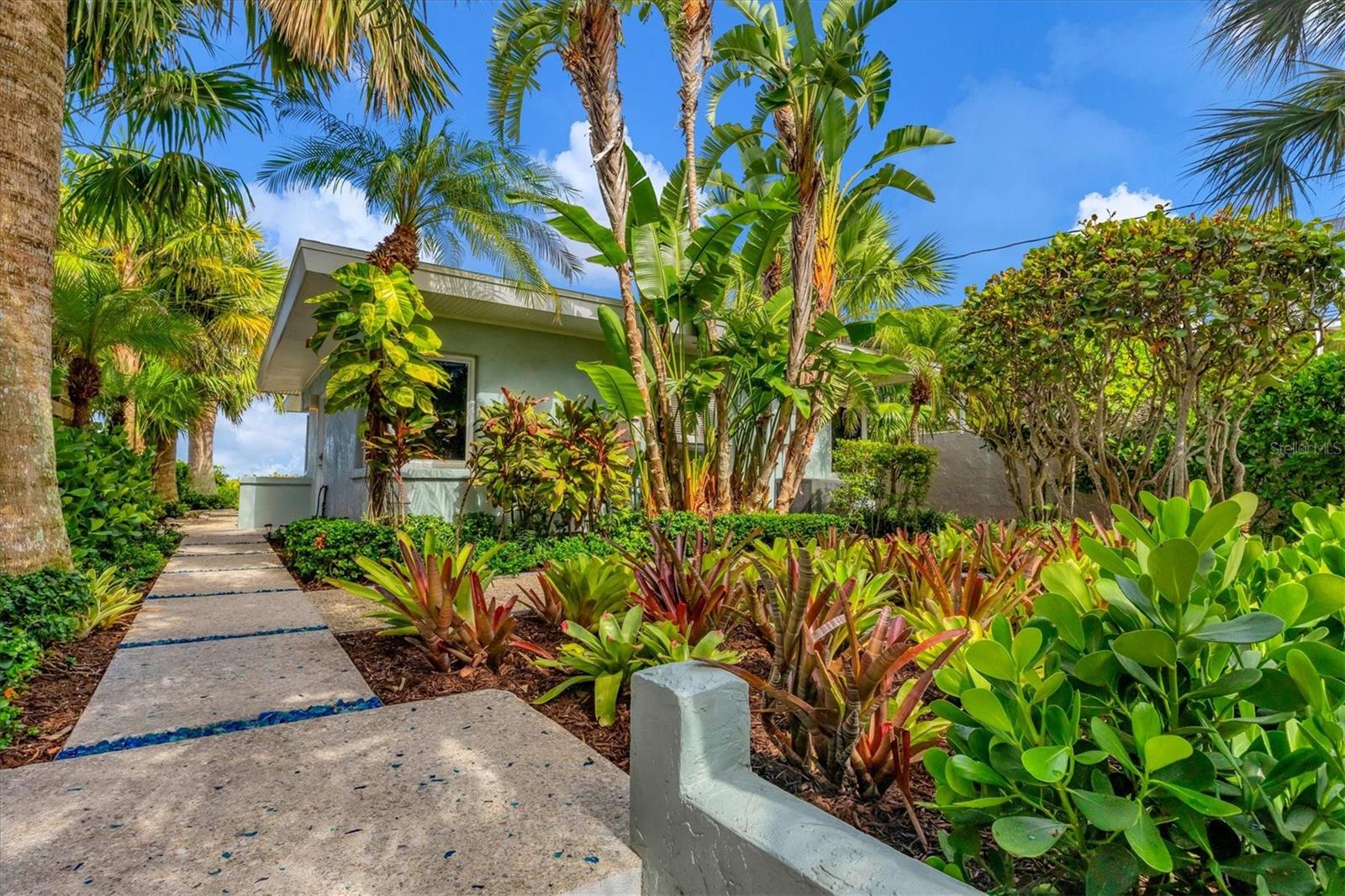 Listing photo id 42 for 325 Casey Key Road