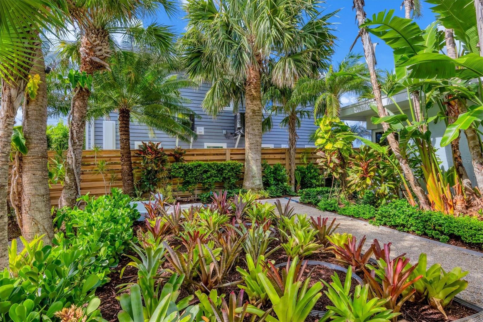 Listing photo id 44 for 325 Casey Key Road