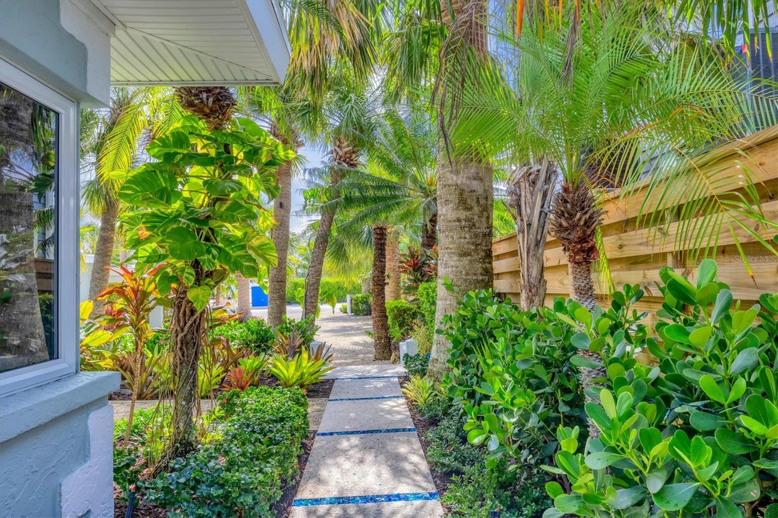 Listing photo id 45 for 325 Casey Key Road