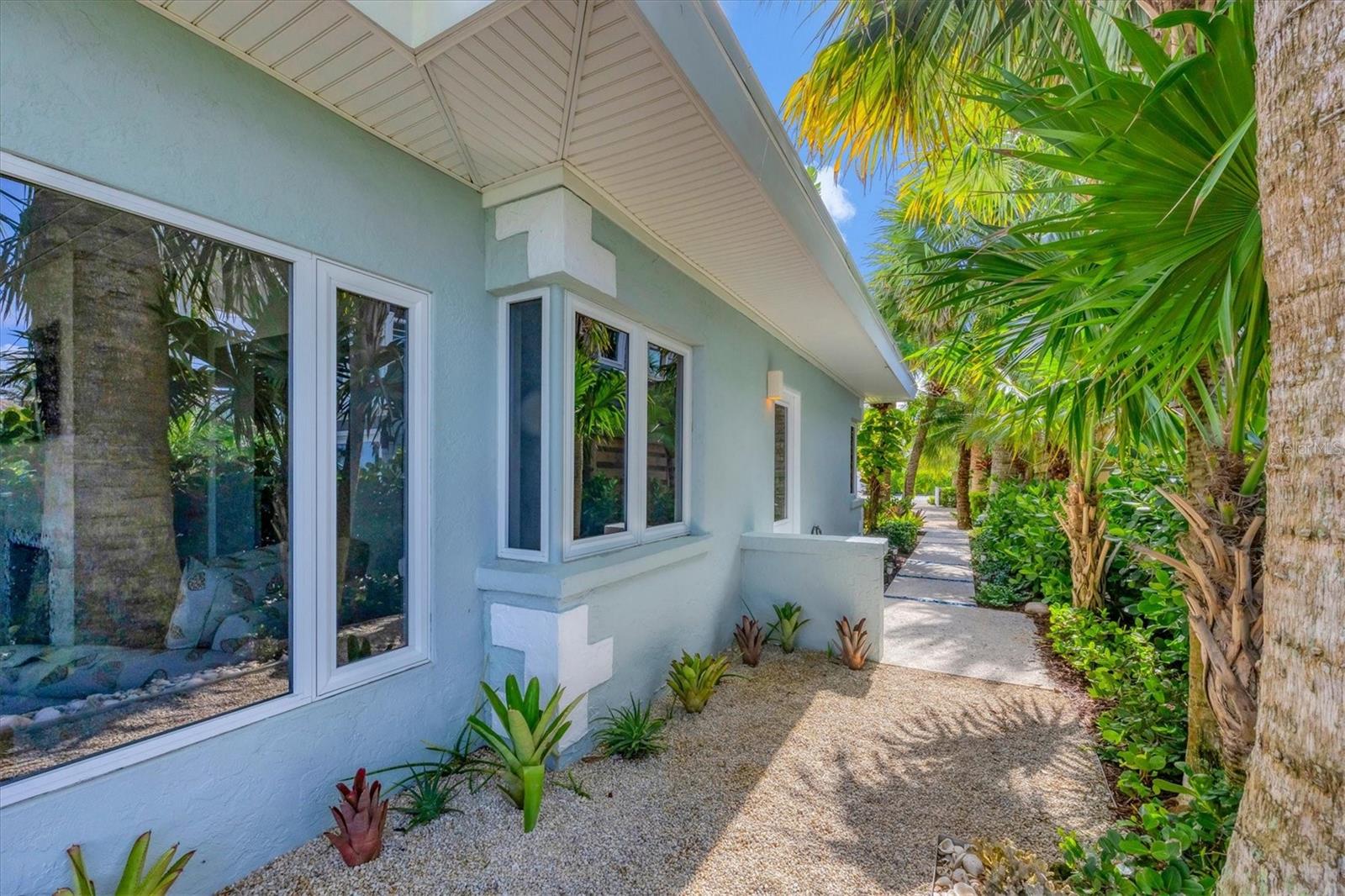 Listing photo id 47 for 325 Casey Key Road