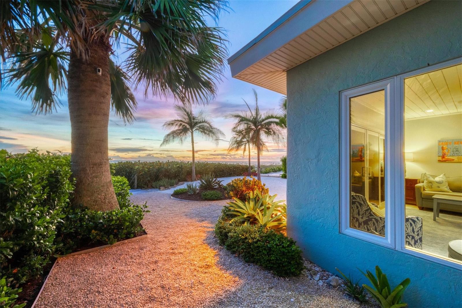 Listing photo id 3 for 325 Casey Key Road