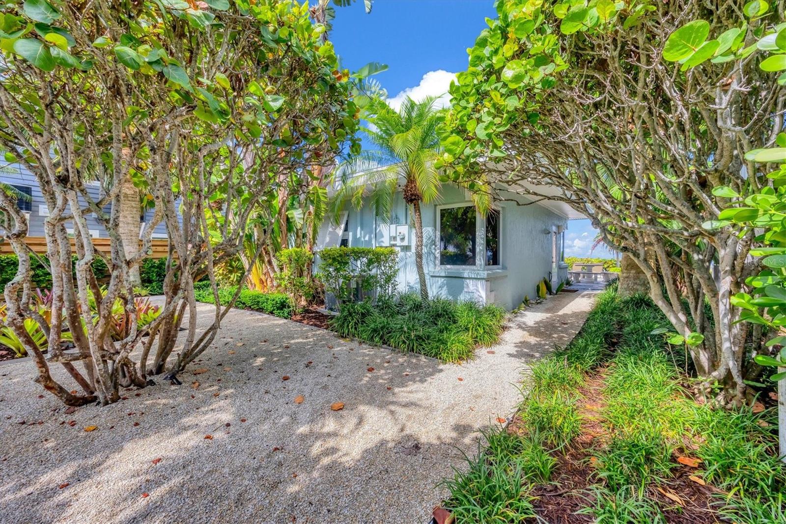 Listing photo id 48 for 325 Casey Key Road