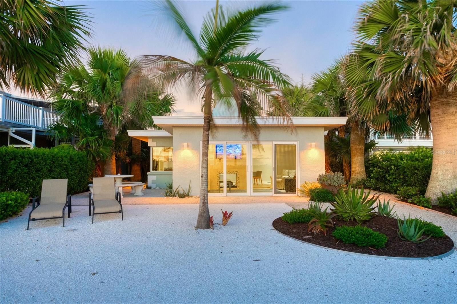 Listing photo id 7 for 325 Casey Key Road