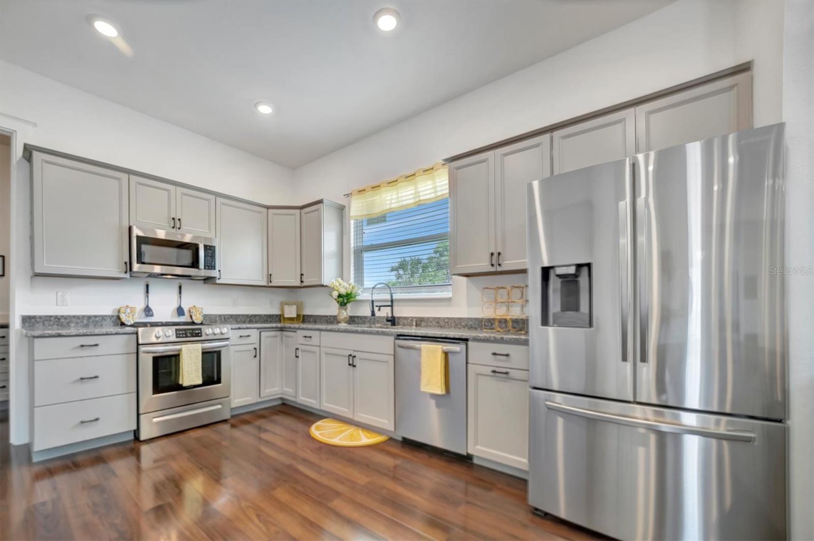 Listing photo id 26 for 2190 Biscayne Drive