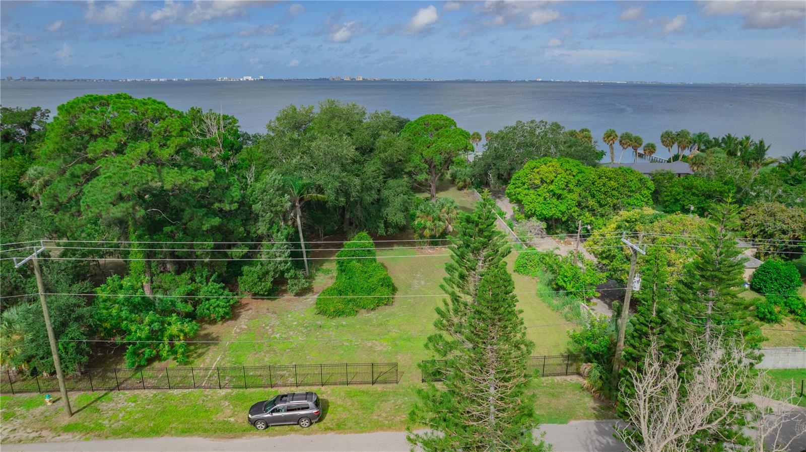 Listing photo id 2 for 8258 Longbay Boulevard