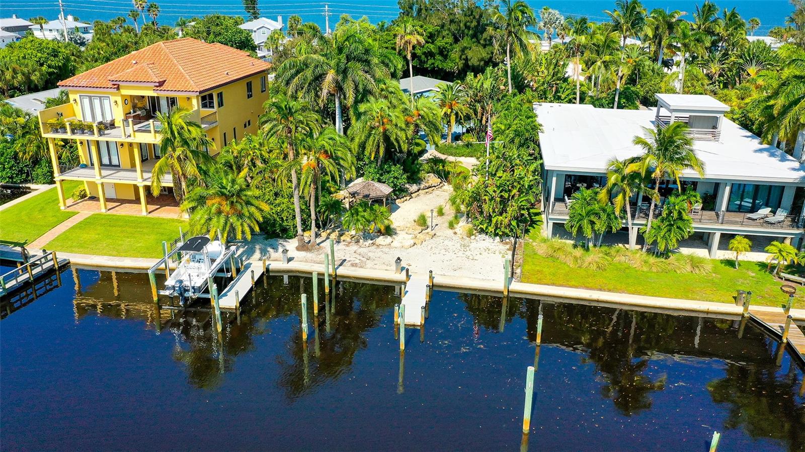 Listing photo id 1 for 418 Casey Key Road