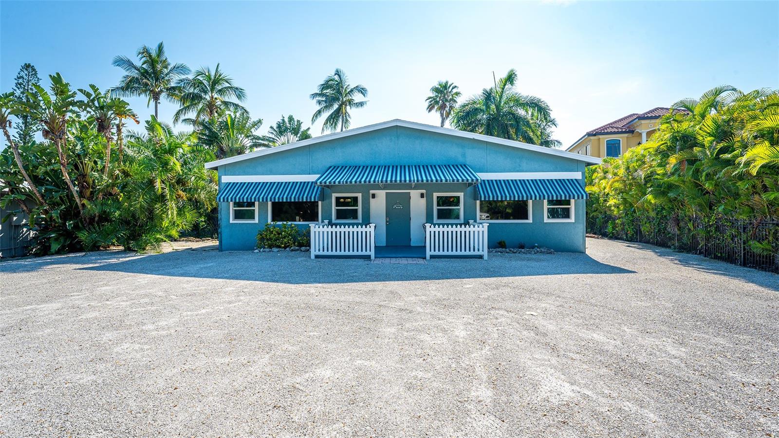 Listing photo id 2 for 418 Casey Key Road