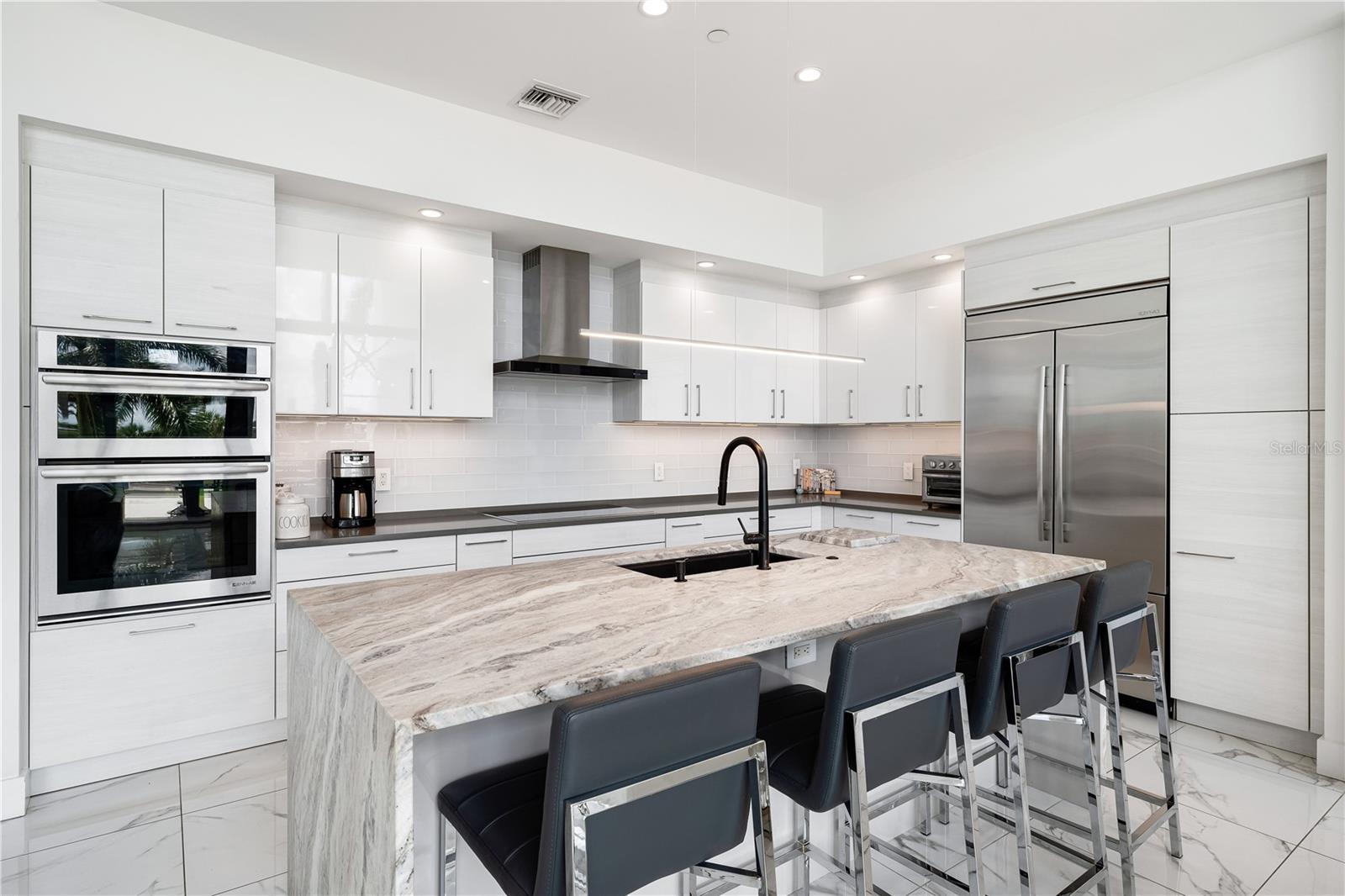 Listing photo id 9 for 1155 Gulfstream Avenue 208