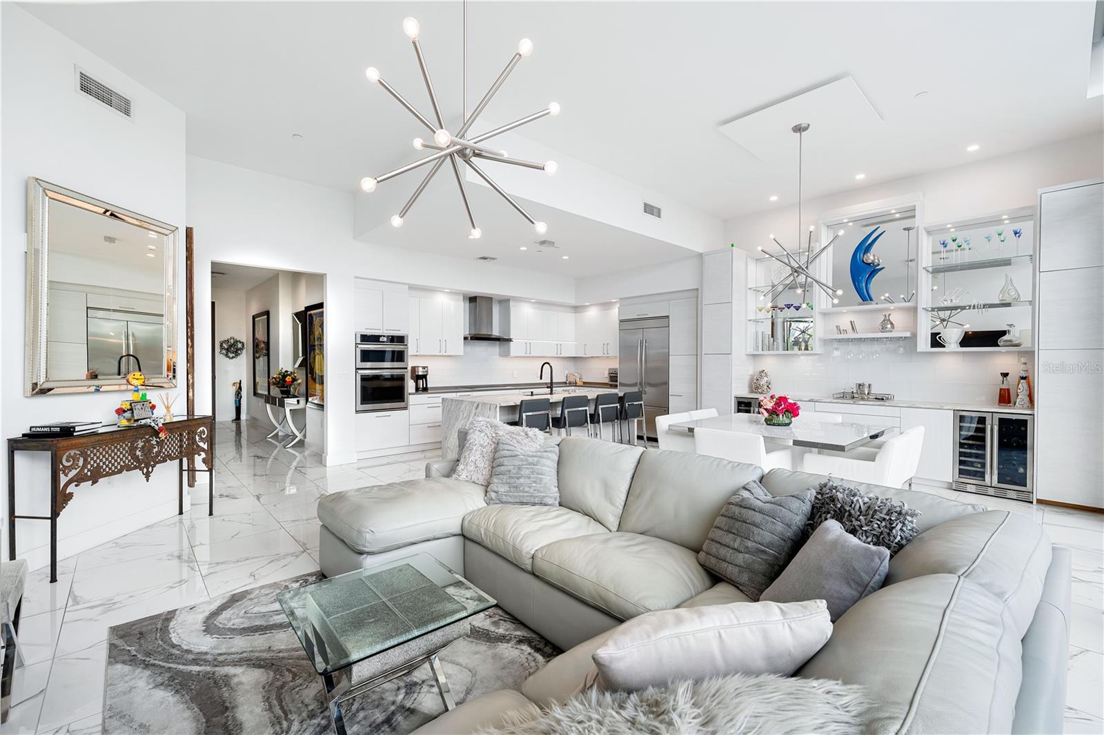 Listing photo id 20 for 1155 Gulfstream Avenue 208