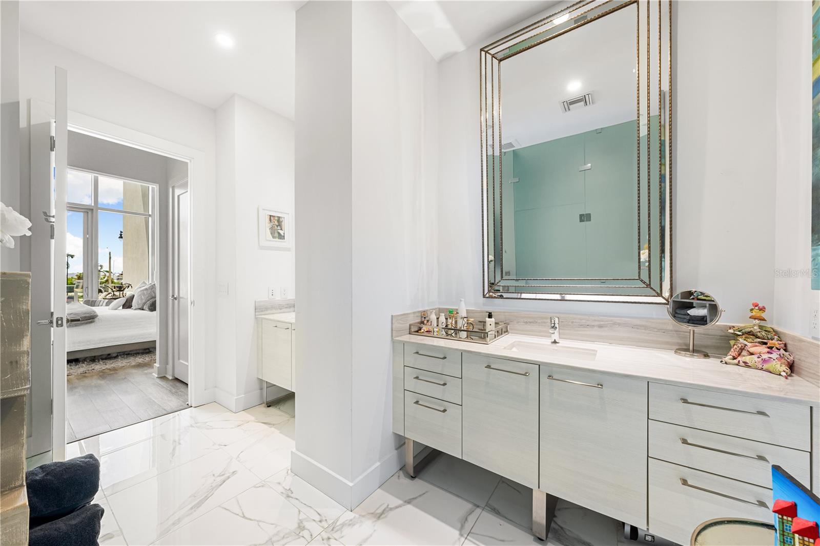 Listing photo id 29 for 1155 Gulfstream Avenue 208