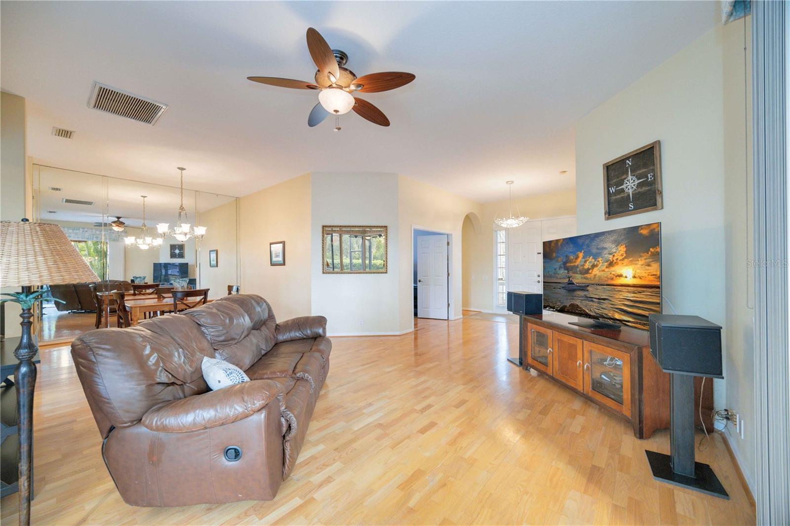 Listing photo id 12 for 4532 Shark Drive