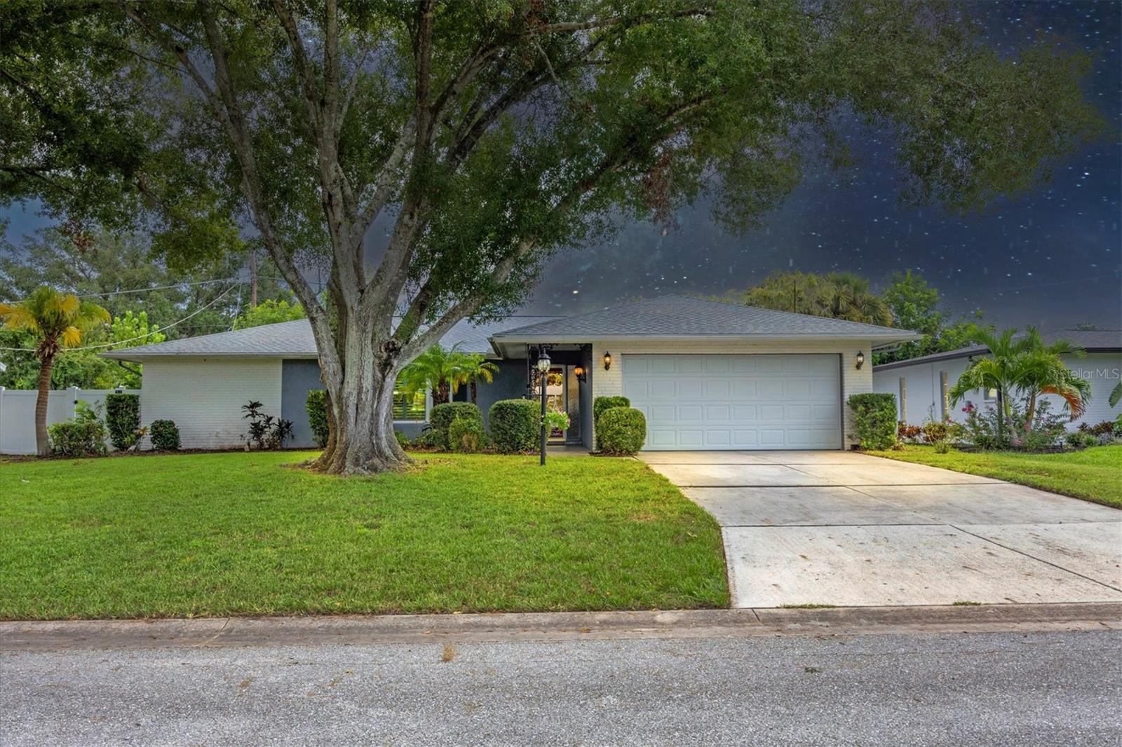 Listing photo id 0 for 4964 Live Oak Drive