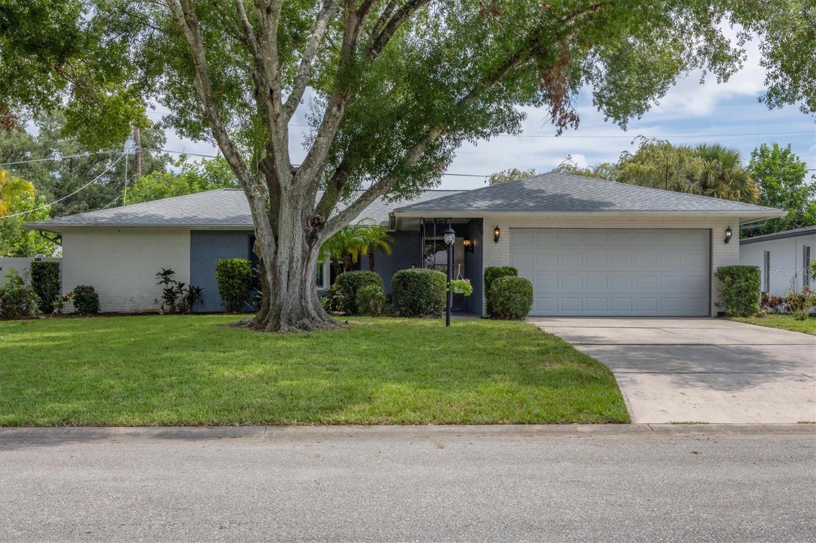 Listing photo id 1 for 4964 Live Oak Drive