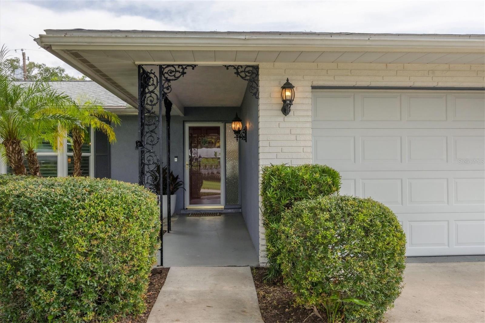 Listing photo id 2 for 4964 Live Oak Drive