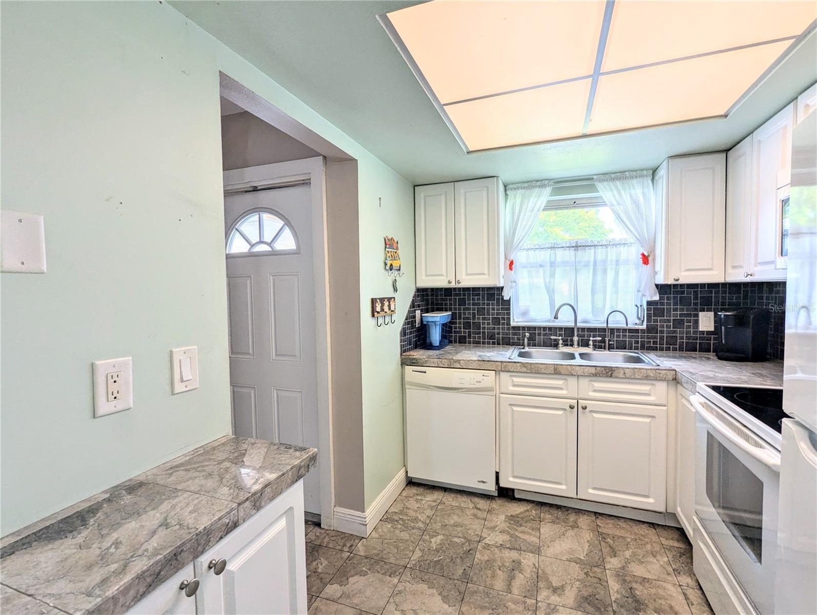 Listing photo id 2 for 5051 Live Oak Circle