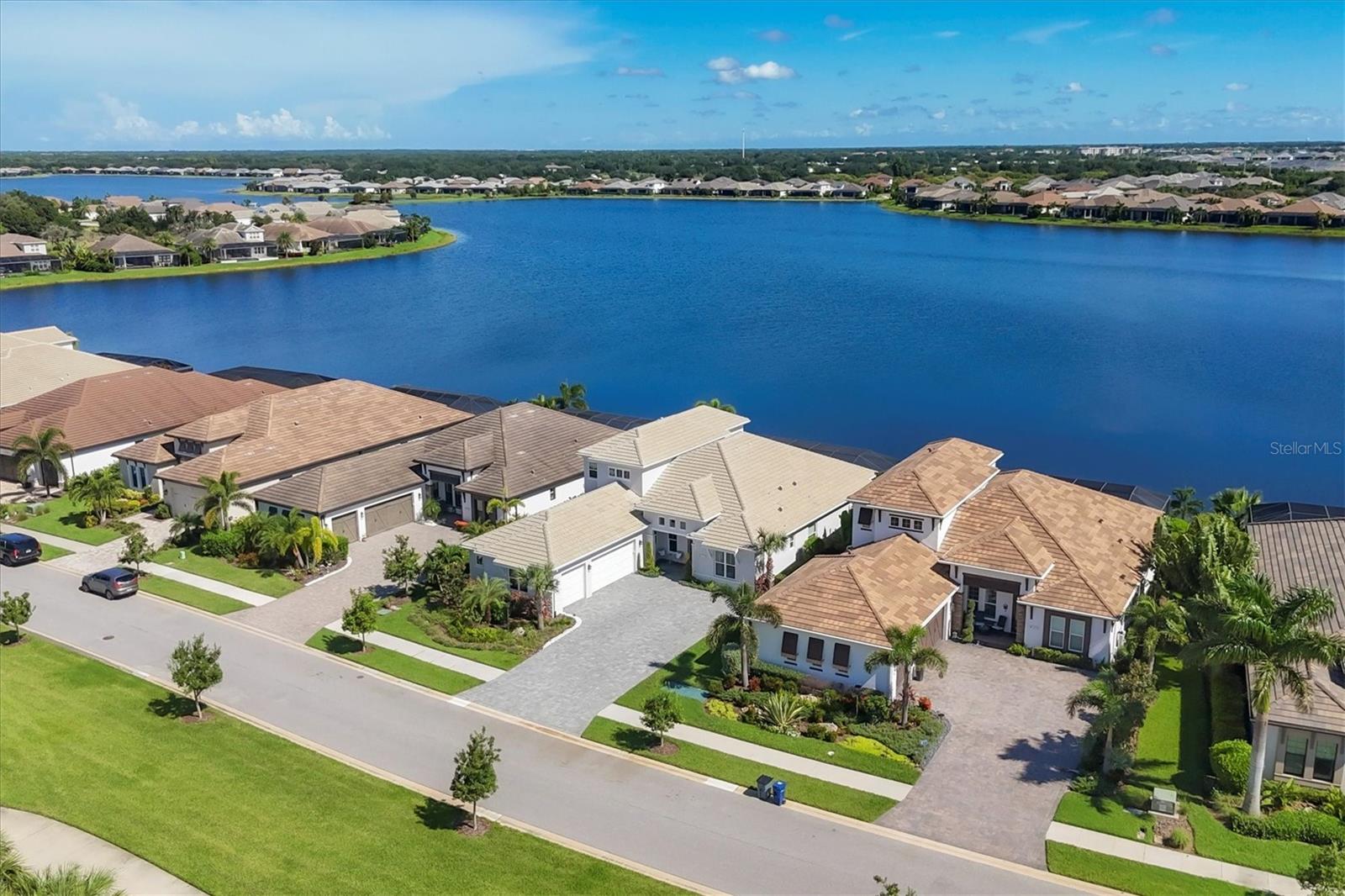 Listing photo id 0 for 8172 Grande Shores Drive