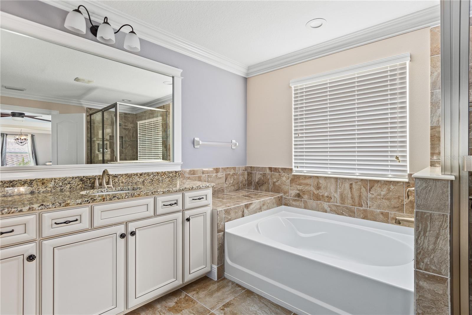 Listing photo id 10 for 2824 Esmeralda Drive