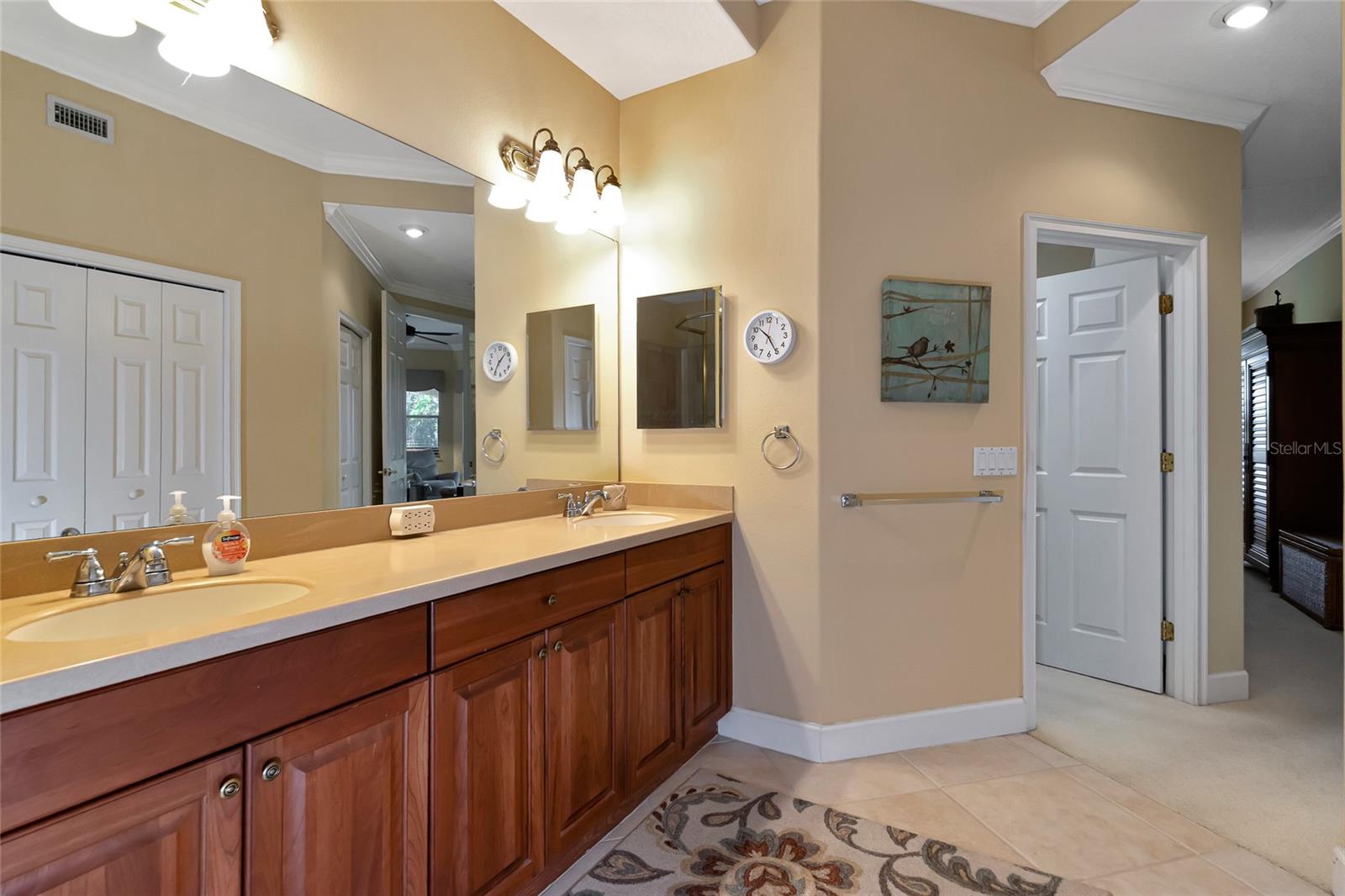 Listing photo id 22 for 943 River Basin Court 102b