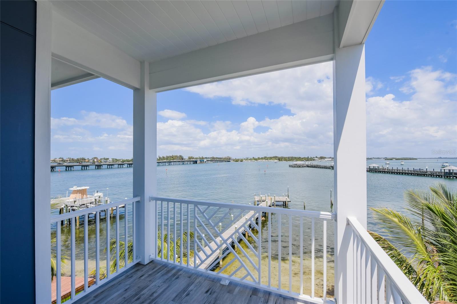 Listing photo id 38 for 201 Bay Drive N