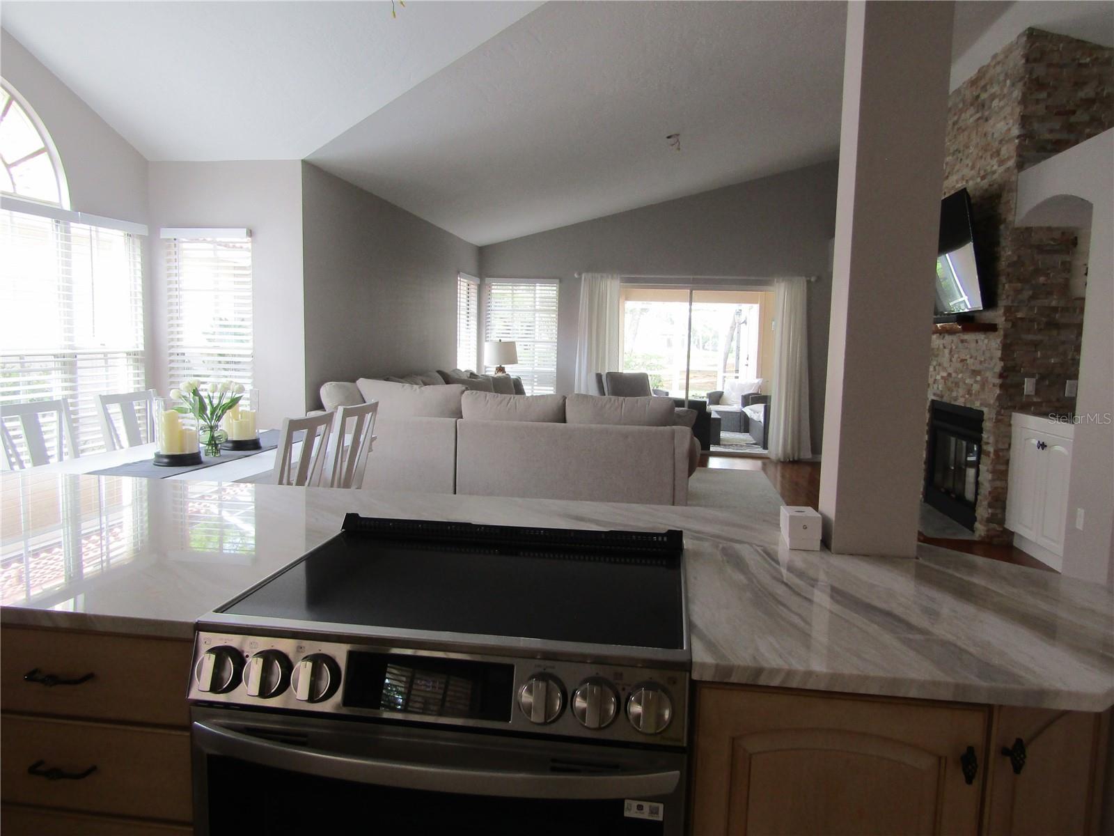 Listing photo id 14 for 4026 Lyndhurst Court 13