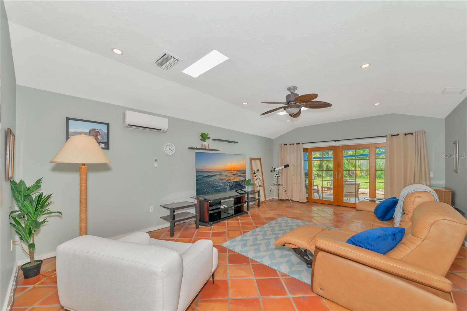 Listing photo id 25 for 1389 Harbor Drive