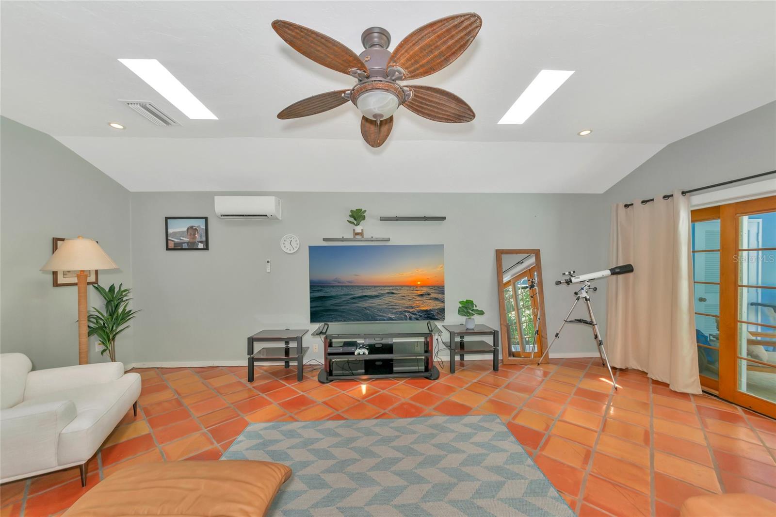 Listing photo id 28 for 1389 Harbor Drive