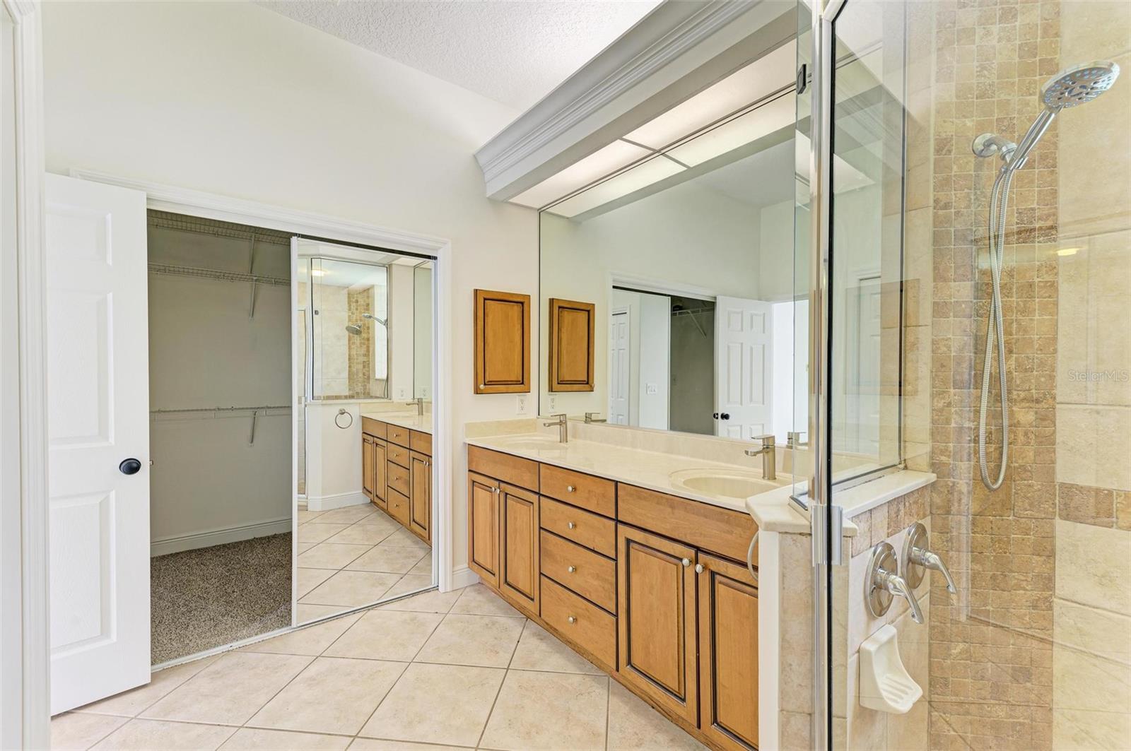 Listing photo id 13 for 4817 Shadyview Court