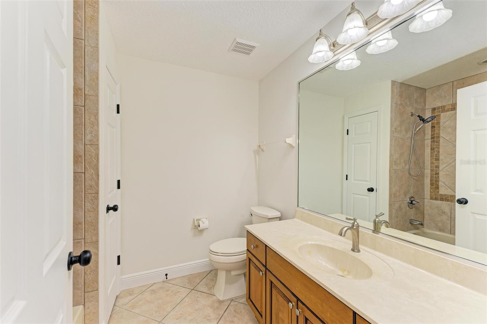 Listing photo id 15 for 4817 Shadyview Court