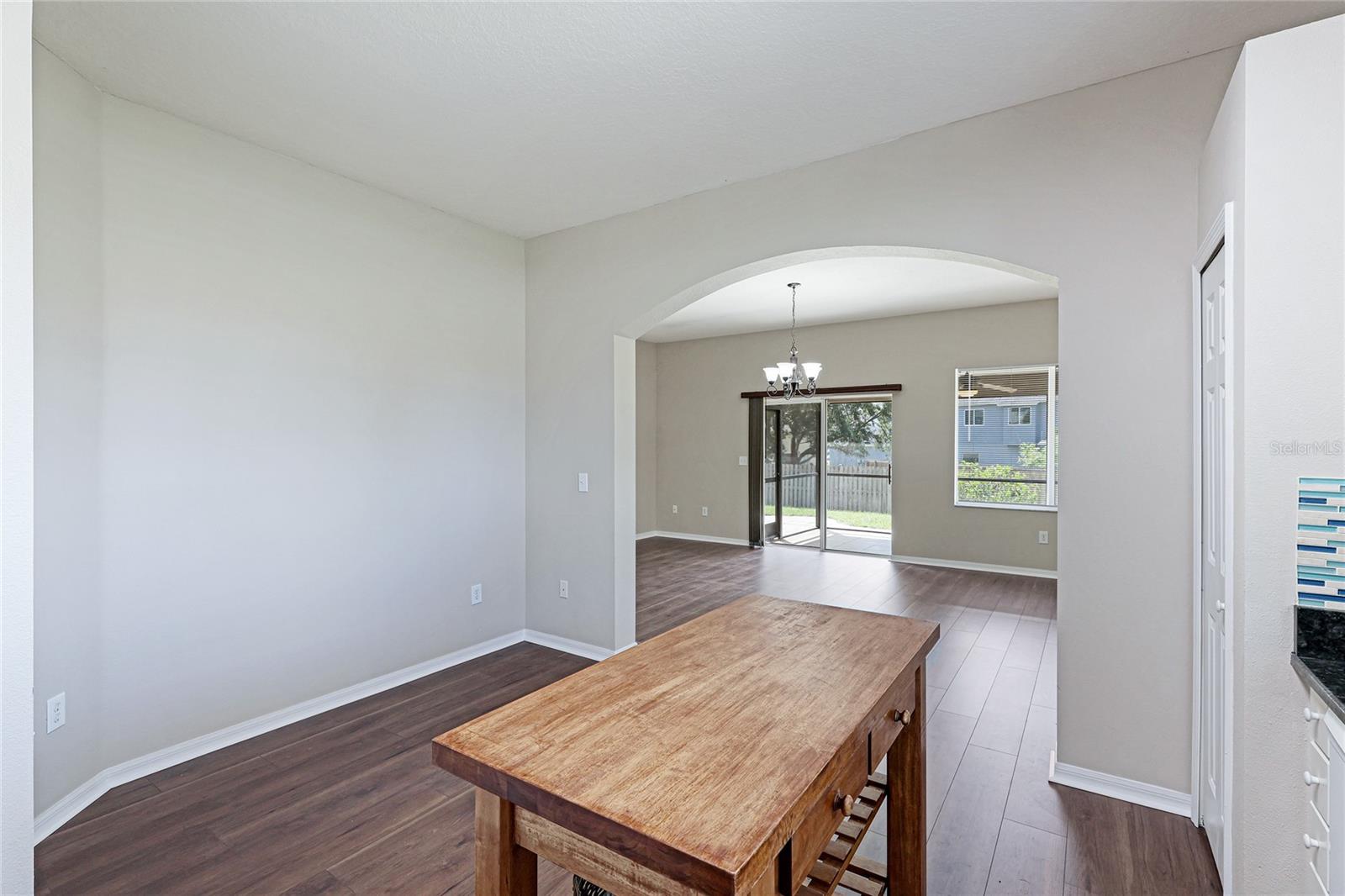 Listing photo id 11 for 3303 Pine Top Drive