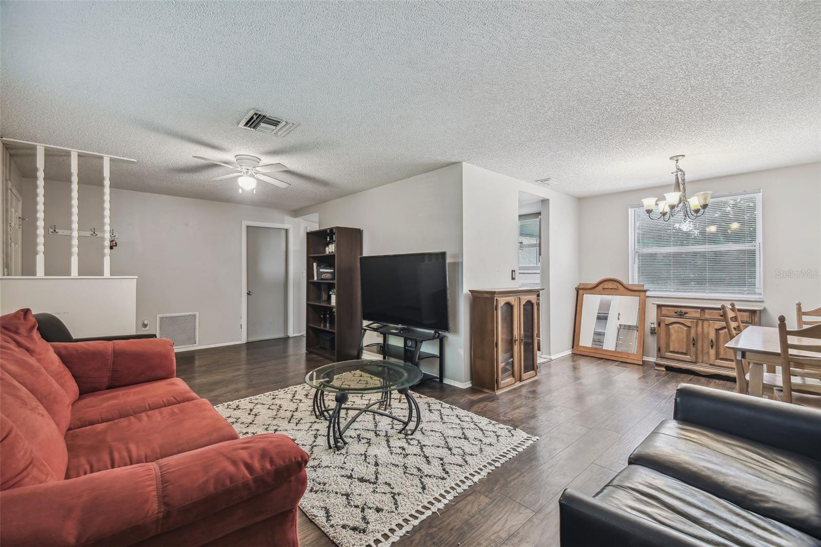 Listing photo id 4 for 8710 Saint Regis Lane