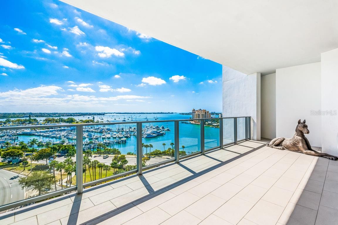 Listing photo id 9 for 1155 Gulfstream Avenue 908