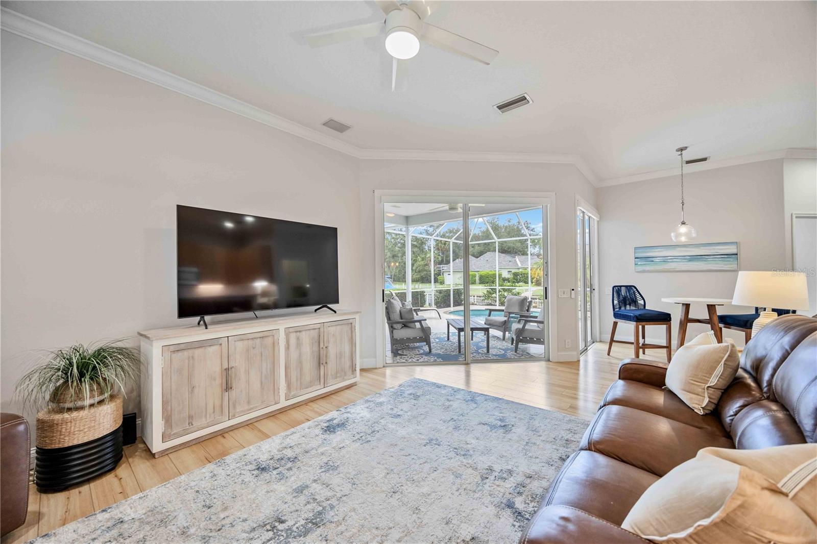 Listing photo id 23 for 302 Americas Cup Boulevard