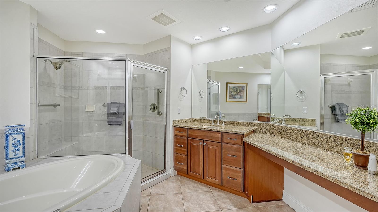 Listing photo id 14 for 6340 Watercrest Way 201