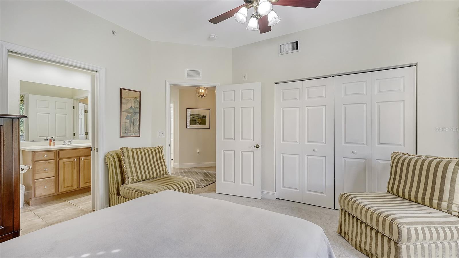 Listing photo id 17 for 6340 Watercrest Way 201