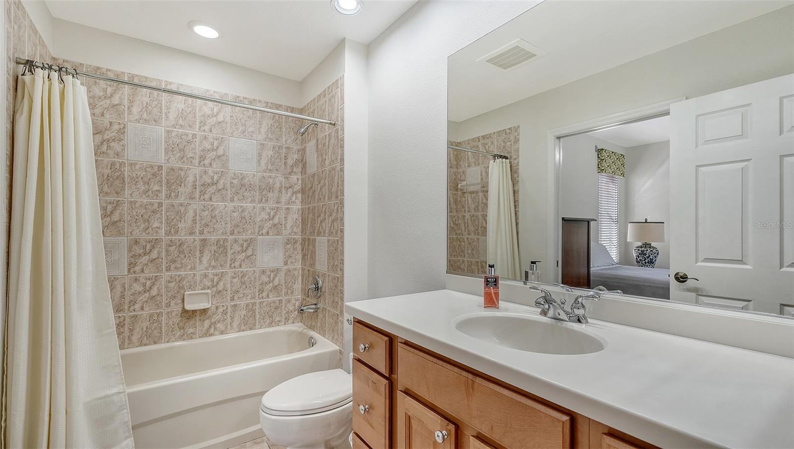 Listing photo id 19 for 6340 Watercrest Way 201