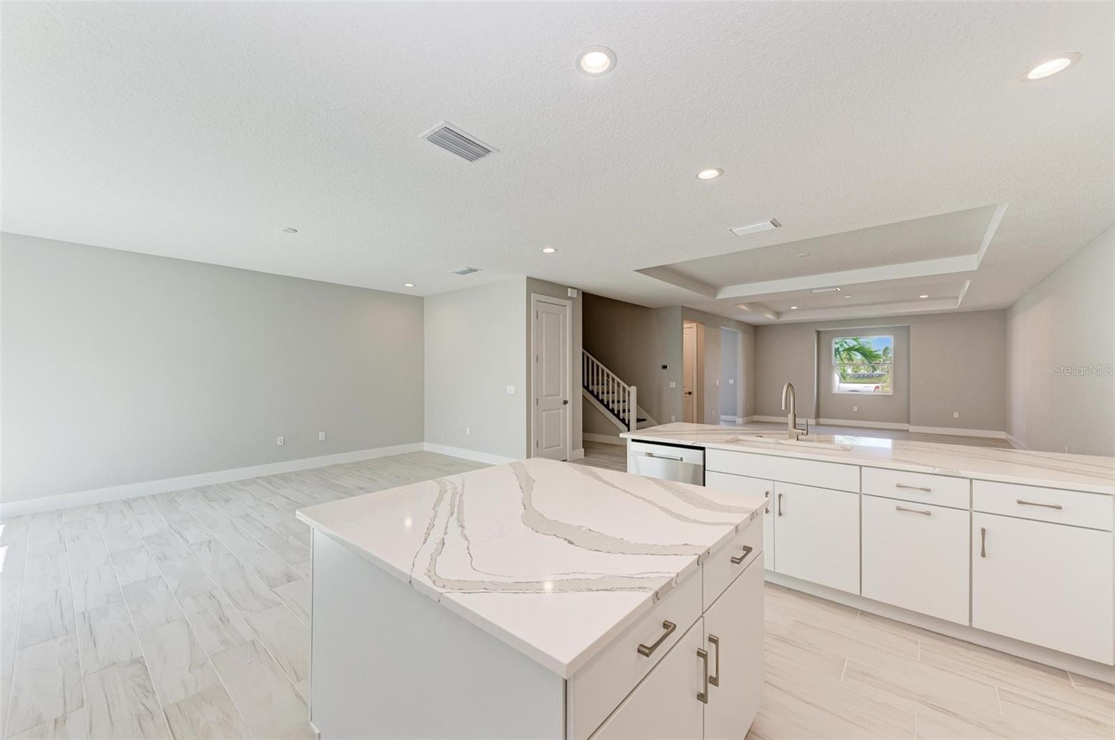 Listing photo id 15 for 6025 White Mangrove Lane