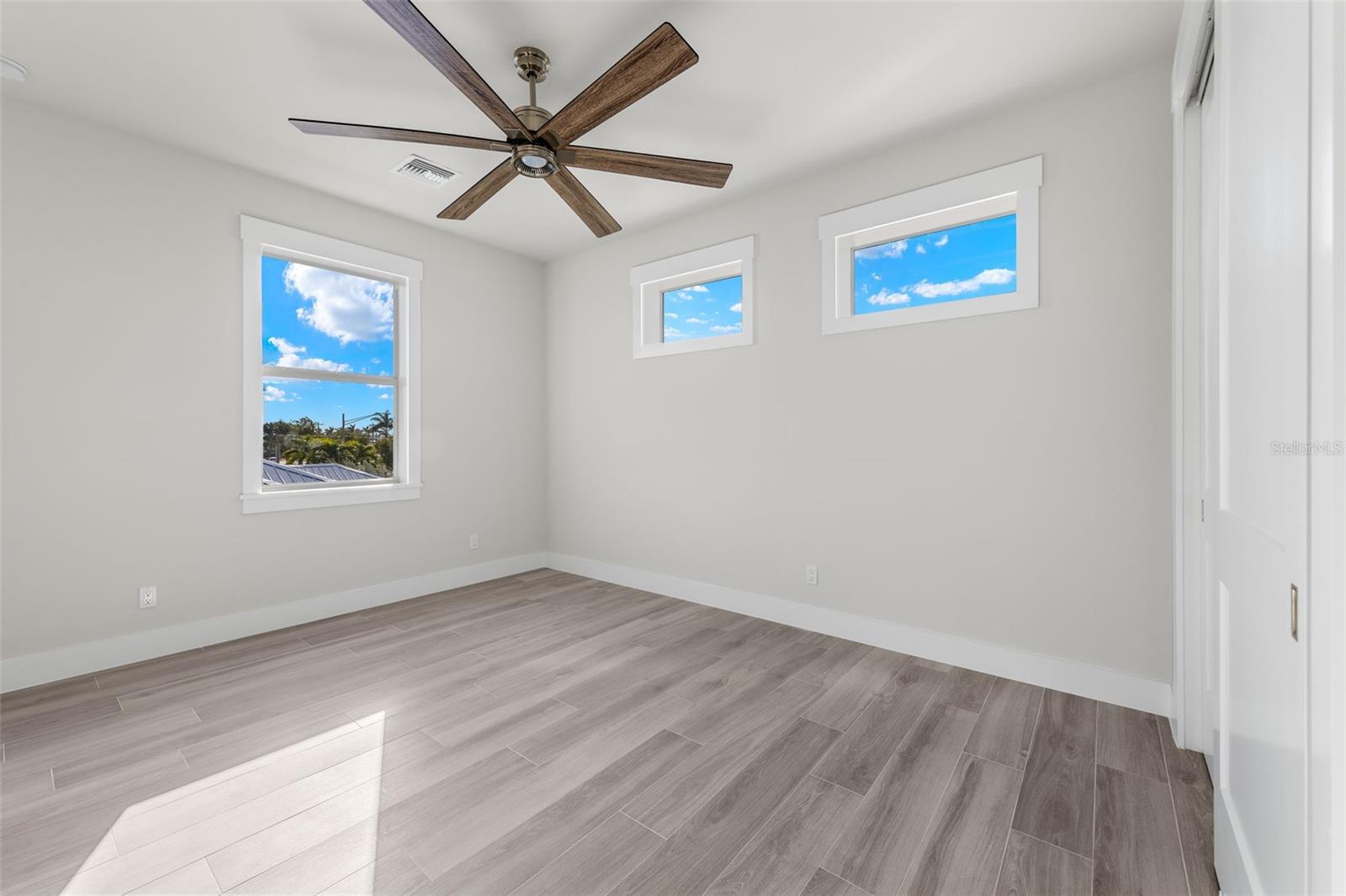 Image 21 of 39 For 2129 Cape Coral Parkway W