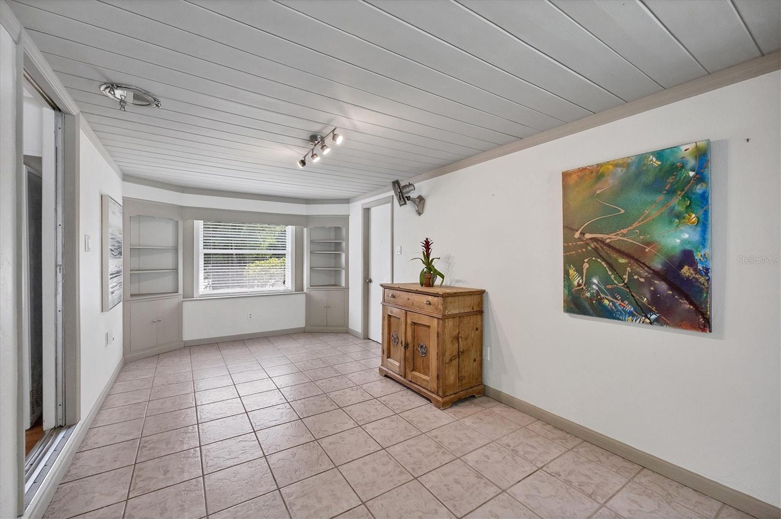 Listing photo id 19 for 1617 Siesta Drive