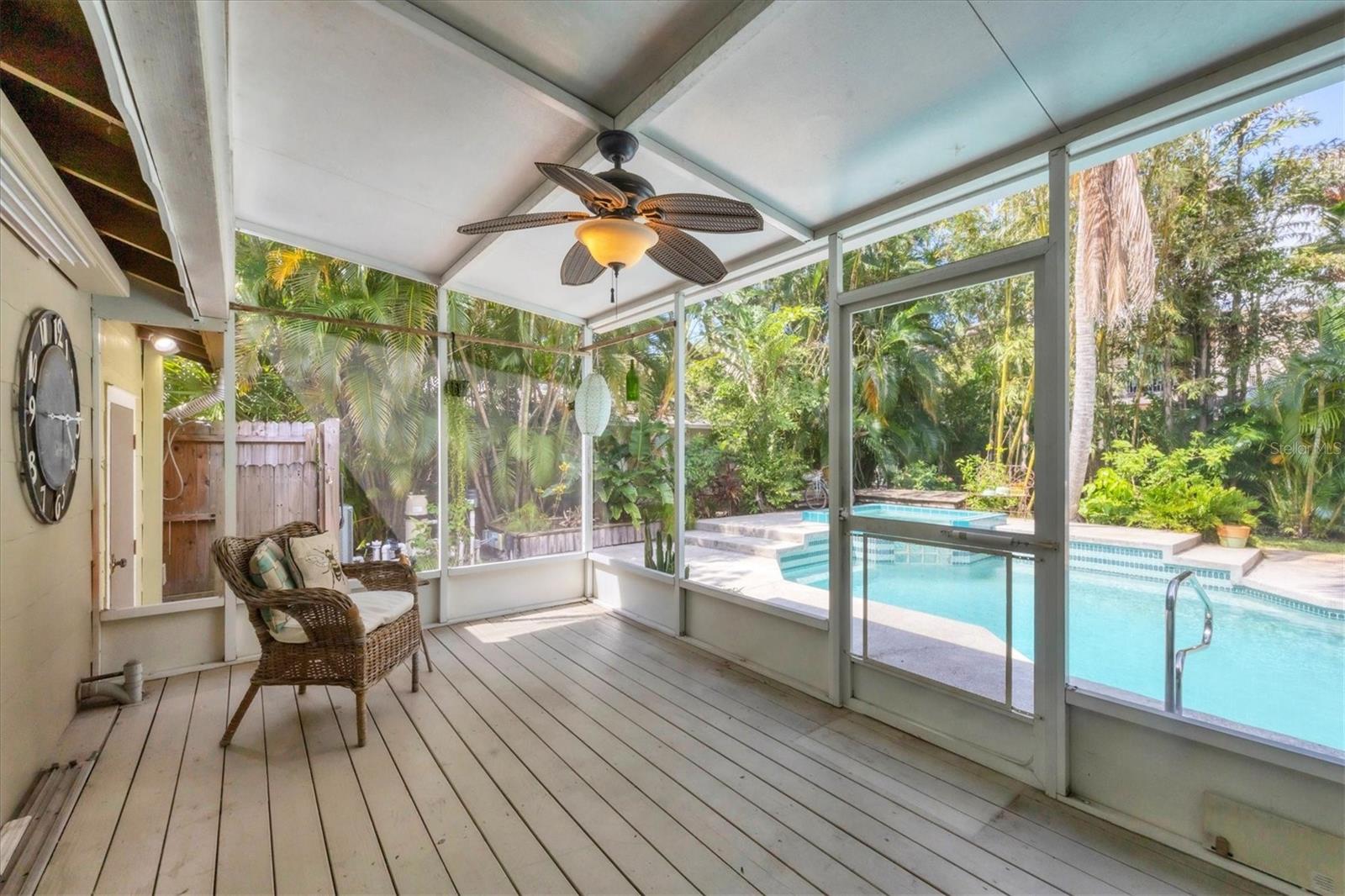 Listing photo id 20 for 1617 Siesta Drive