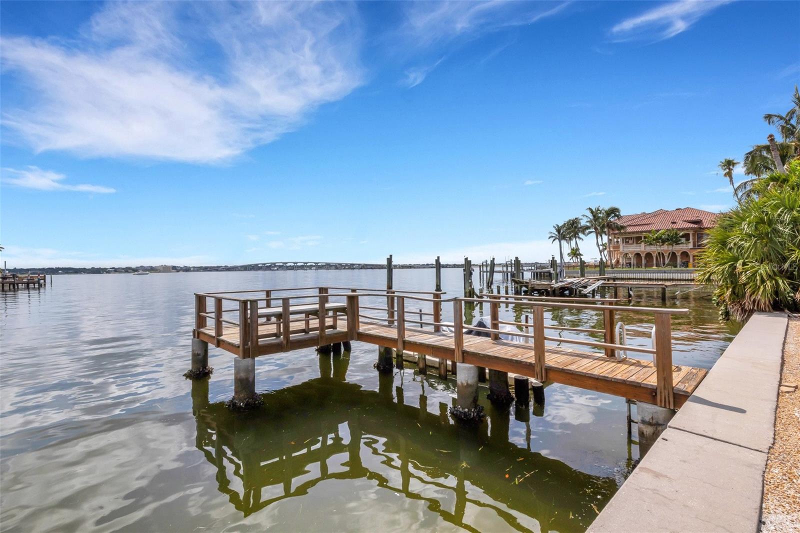 Listing photo id 4 for 1903 Bayshore Drive