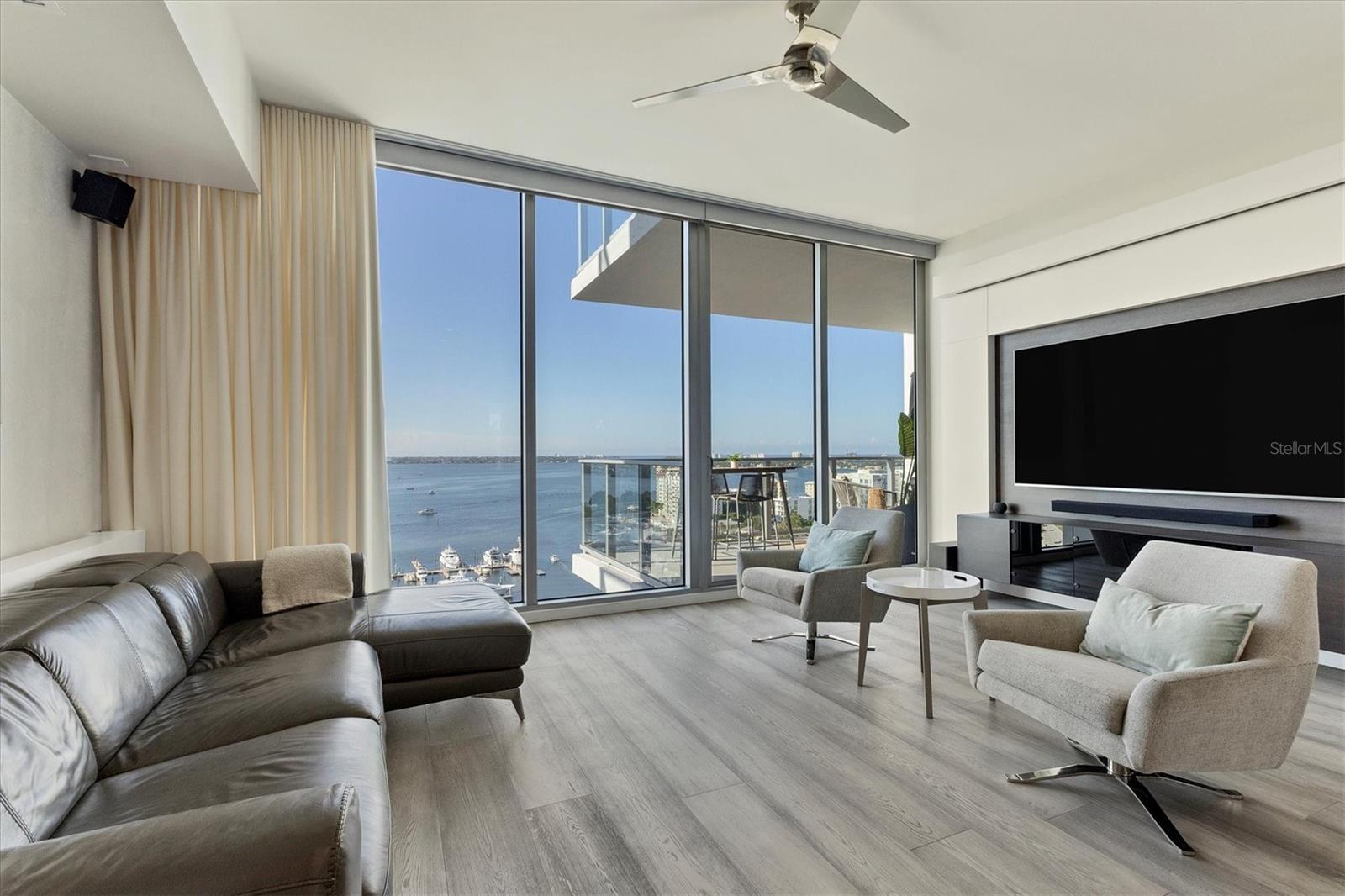 Listing photo id 10 for 1155 Gulfstream Avenue 1606