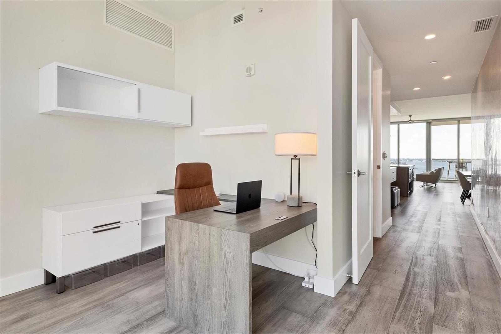 Listing photo id 40 for 1155 Gulfstream Avenue 1606