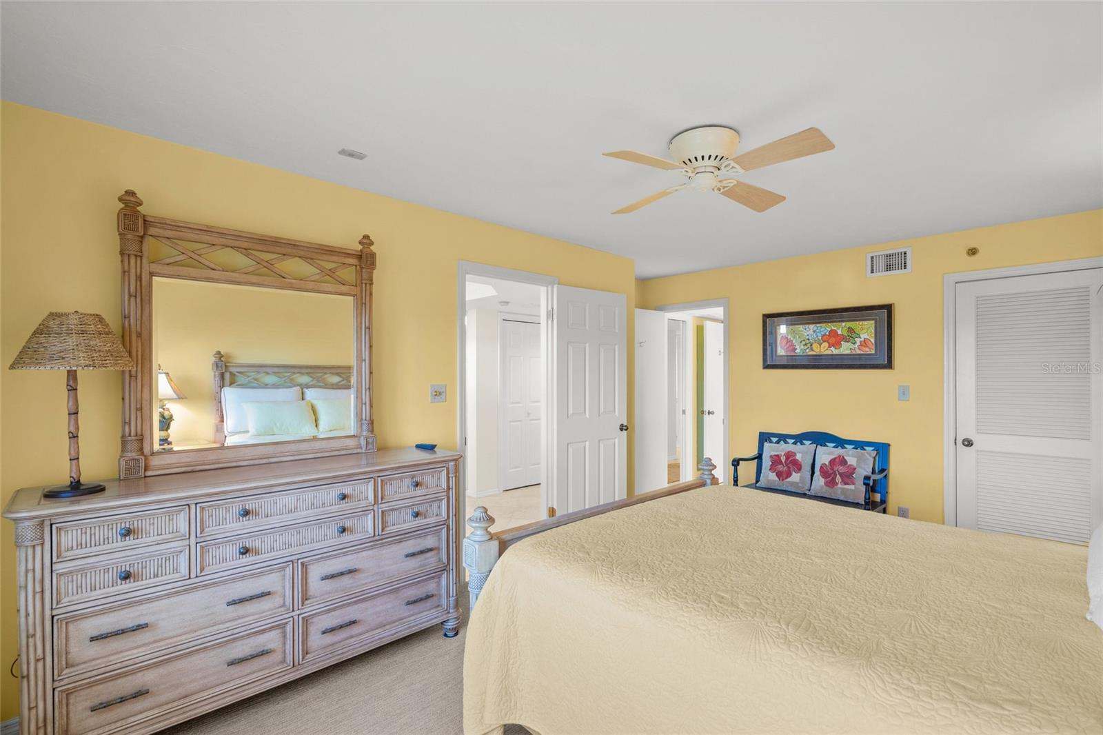 Listing photo id 21 for 550 Flamingo Drive 202